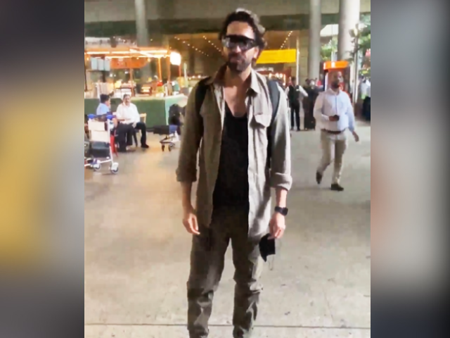 मुंबई में आयुष्मान खुराना की स्टाइलिश एंट्री, पैपराजी को दिए पोज