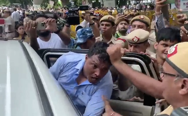 कैमरे में कैद : प्रदर्शन के दौरान पुलिसकर्मी ने कांग्रेस नेता से की हाथापाई, बाल खींचे