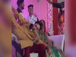 फोटो खिंचवाते हुए दूल्हे की गोद में गिरा दोस्त तो दूल्हे को आ गया गुस्सा, किया कुछ ऐसा कि डर गए बाराती, बोले- भाभी भी डर गई फोटो खिंचवाते हुए दूल्हे की गोद में गिरा दोस्त तो दूल्हे को आ गया गुस्सा, किया कुछ ऐसा कि डर गए बाराती, बोले- भाभी भी डर गई