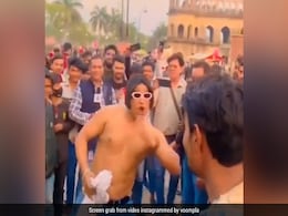 सलमान खान के हमशक्ल आजम अंसारी का डांस वीडियो वायरल, फैन्स की नहीं रुक रही हंसी, बोल रहे 'सस्ता सलमान'  सलमान खान के हमशक्ल आजम अंसारी का डांस वीडियो वायरल, फैन्स की नहीं रुक रही हंसी, बोल रहे 'सस्ता सलमान'