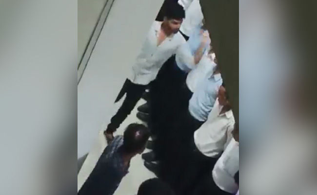 VIDEO: मेडिकल स्टूडेंट्स को दीवार के सहारे कर दिया खड़ा, फिर सीनियर ने रैगिंग में सबको जड़ा थप्पड़ VIDEO: मेडिकल स्टूडेंट्स को दीवार के सहारे कर दिया खड़ा, फिर सीनियर ने रैगिंग में सबको जड़ा थप्पड़