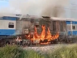 बिहार के भेलवा स्टेशन के पास डीएमयू ट्रेन के इंजन में लगी आग, देखें - VIDEO बिहार के भेलवा स्टेशन के पास डीएमयू ट्रेन के इंजन में लगी आग, देखें - VIDEO