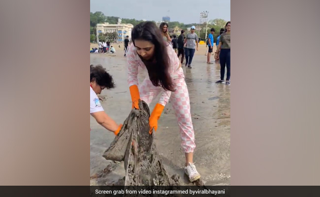 सीरियल छोड़ समुद्र किनारे सफाई करती नजर आई टीवी की ये बहू, देखकर लोग बोले- 'सब दिखावा है'