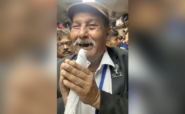 VIDEO: ट्रेन में बेटिकट सफर कर रहे GRP ASI की दबंगई : बुज़ुर्ग TTE ने टोका, तो साथियों से मिलकर पीट डाला