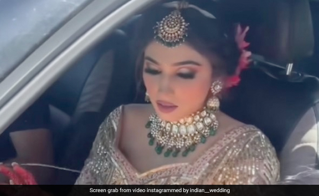 दुल्हन ने अपनी शादी में चुन लिया इतना लंबा लहंगा की कार से बाराती भी उतर गए फिर भी नहीं हुआ फिट, फिर अपनाई ये ट्रिक... 