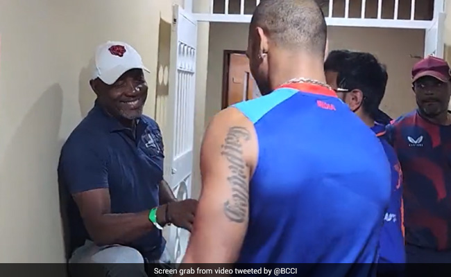 "देखो TeamIndia के ड्रेसिंग रूम में कौन आया", VIDEO में देखिए जब भारतीय टीम से मिले ब्रायन लारा