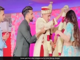 दुल्हन को छोड़ कर सहेली के गले में दूल्हे ने पहनाया वरमाला, फिर जो हुआ देखें वीडियो दुल्हन को छोड़ कर सहेली के गले में दूल्हे ने पहनाया वरमाला, फिर जो हुआ देखें वीडियो