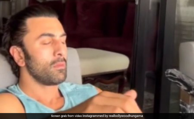 गाना रिलीज होने के बाद अपने नए घर में सुकून से 'केसरिया' सुनते दिखाई दिए रणबीर कपूर