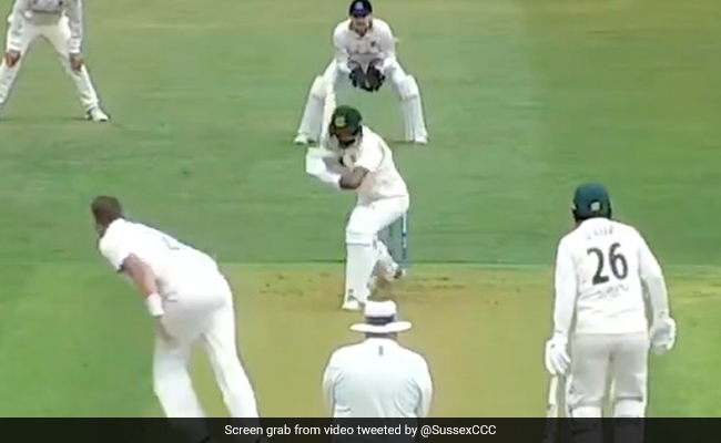 बल्लेबाज हसीब हमीद के साथ धोखा, गेंदबाज की 'मैजिक' गेंद पर बल्ला खड़ा कर हो गए बोल्ड- VIDEO