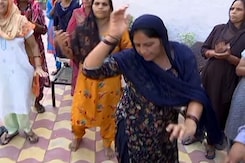 Neeraj Chopra's Mother Dances In Celebration After World Championships Silver Neeraj Chopra's Mother Dances In Celebration After World Championships Silver