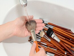 मेकअप वाले गंदे ब्रश स्किन को पहुंचाते हैं नुकसान, इन 5 तरीकों से आसानी से चमका लीजिए अपने Makeup Brushes मेकअप वाले गंदे ब्रश स्किन को पहुंचाते हैं नुकसान, इन 5 तरीकों से आसानी से चमका लीजिए अपने Makeup Brushes