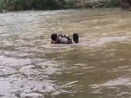 बस्तर में बाढ़ का कहर, उफनती नदी में बर्तनों में रखकर बच्चों को सुरक्षित जगह ले जा रहे हैं लोग; देखें VIDEO बस्तर में बाढ़ का कहर, उफनती नदी में बर्तनों में रखकर बच्चों को सुरक्षित जगह ले जा रहे हैं लोग; देखें VIDEO