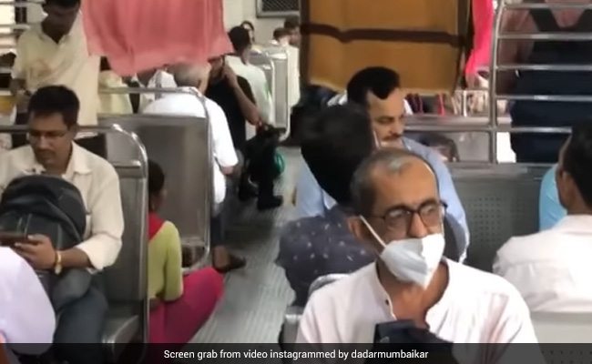 बारिश से परेशान मुंबईकरों ने कपड़े सुखाने के लिए किया धांसू ‘जुगाड़’, लोकल ट्रेन का ये नज़ारा देख छूट जाएगी हंसी बारिश से परेशान मुंबईकरों ने कपड़े सुखाने के लिए किया धांसू ‘जुगाड़’, लोकल ट्रेन का ये नज़ारा देख छूट जाएगी हंसी