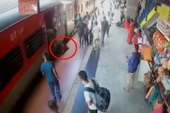 वाराणसी रेलवे स्टेशन पर पुलिसकर्मी ने महिला को ट्रेन के नीचे आने से बचाया वाराणसी रेलवे स्टेशन पर पुलिसकर्मी ने महिला को ट्रेन के नीचे आने से बचाया