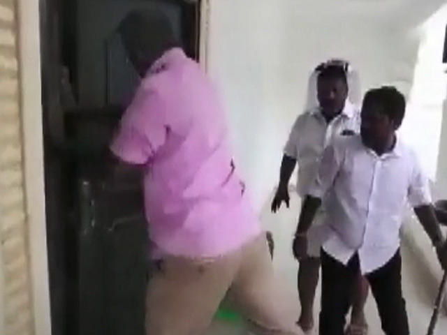 महत्वपूर्ण बैठक से पहले पन्नीरसेल्वम गुट ने AIADMK कार्यालय का तोड़ा दरवाजा