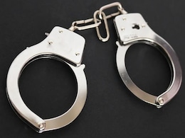 दिल्ली: एक तरफा प्रेम में युवक ने नाबालिग लड़की को मारी गोली, दो आरोपी गिरफ्तार दिल्ली: एक तरफा प्रेम में युवक ने नाबालिग लड़की को मारी गोली, दो आरोपी गिरफ्तार
