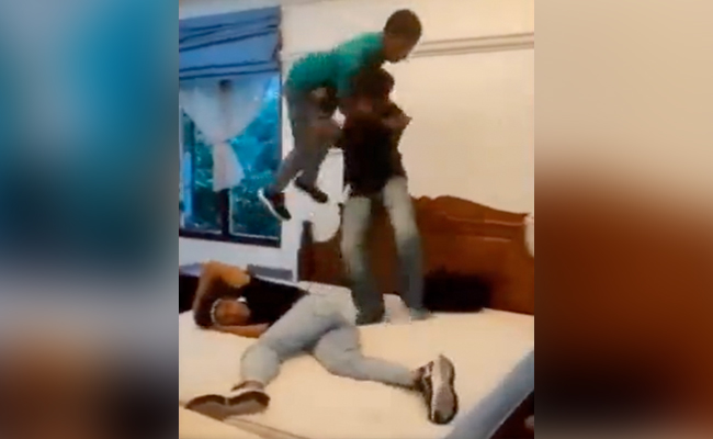 Viral Video : PM के बिस्तर पर 'WWE खेलते' नज़र आए Sri Lanka में प्रदर्शनकारी   