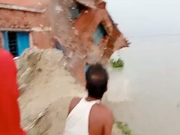 बिहार : कटिहार में स्कूल भवन का एक बड़ा हिस्सा गंगा नदी में जा समाया बिहार : कटिहार में स्कूल भवन का एक बड़ा हिस्सा गंगा नदी में जा समाया