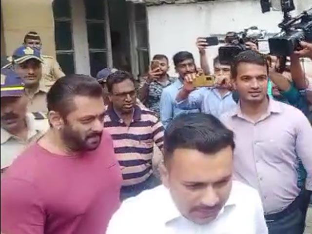 अभिनेता सलमान खान ने मुंबई पुलिस आयुक्त से की मुलाकात