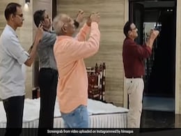स्टेज पर डांस कर रही थी आंटी, तो दूर खड़े होकर वीडियो बना रहे थे अंकल, वायरल Video देख लोगों ने ऐसे लिए मज़े स्टेज पर डांस कर रही थी आंटी, तो दूर खड़े होकर वीडियो बना रहे थे अंकल, वायरल Video देख लोगों ने ऐसे लिए मज़े