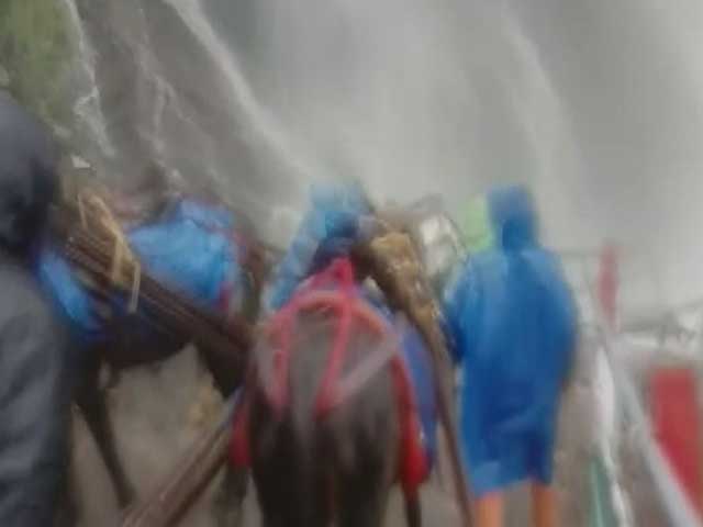 केदारनाथ के रास्ते में पहाड़ों से गिरते पानी ने दिया वाटरफॉल का अहसास 