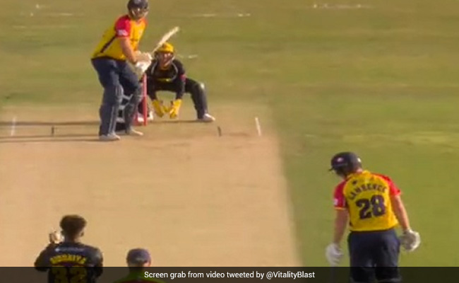 बुमराह के बाद इंग्लिश बल्लेबाज ने मचाई सनसनी, 'भारतीय गेंदबाज' के 1 ओवर में ठोके 31 रन- Video