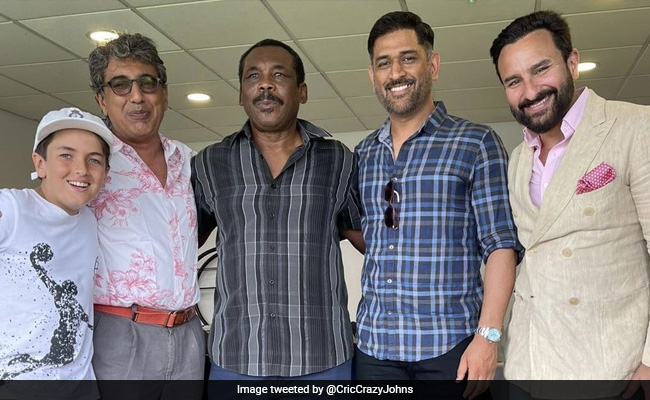 MS Dhoni ने सैफ अली खान और दुनिया के सबसे 'विस्फोटक ओपनर' के साथ उठाया मैच का लुत्फ, देखें वायरल Photos