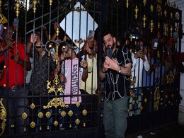 63वें बर्थडे पर संजय दत्त ने फैंस के लिए रखी थी ये चीज फ्री, लोगों की भीड़ ने एक्टर का इस तरह किया शुक्रिया अदा 63वें बर्थडे पर संजय दत्त ने फैंस के लिए रखी थी ये चीज फ्री, लोगों की भीड़ ने एक्टर का इस तरह किया शुक्रिया अदा