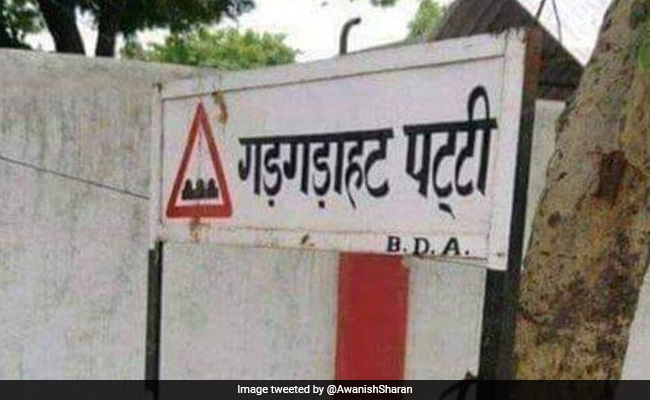सड़क किनारे लगे साइन बोर्ड को देख चकराया IAS का दिमाग, लोगों से पूछा- Speed Breaker को हिंदी में क्या कहते हैं?