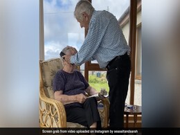 बुजुर्ग शख्स प्यार से संवार रहे थे पत्नी के बाल, बेटी ने चुपके से बना लिया Video, देखकर लोग इमोशनल हो गए बुजुर्ग शख्स प्यार से संवार रहे थे पत्नी के बाल, बेटी ने चुपके से बना लिया Video, देखकर लोग इमोशनल हो गए