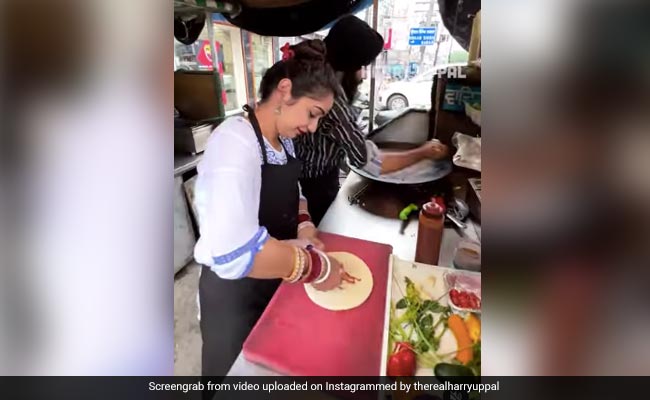 VIRAL VIDEO:  फ्रेश पिज़्ज़ा बेचने वाले जालंधर के इस दंपति ने इंटरनेट पर धमाल मचा दिया...