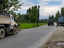 पुलवामा में CRPF जवान से युवक ने छीनी AK 47, उसका परिवार उसे पकड़कर थाने ले आया पुलवामा में CRPF जवान से युवक ने छीनी AK 47, उसका परिवार उसे पकड़कर थाने ले आया