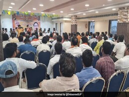 हैदराबाद में बीजेपी की बैठक में पहुंच रहे प्रतिनिधियों का मोतियों की मालाओं से स्वागत हैदराबाद में बीजेपी की बैठक में पहुंच रहे प्रतिनिधियों का मोतियों की मालाओं से स्वागत