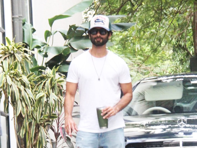 मुंबई : शाहिद कपूर का दिखा खास अंदाज, फोटोग्राफरों ने क्लिक किए फोटो