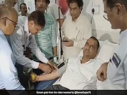 अस्पताल में एक कार्यक्रम में पहुंचे स्वास्थ्य मंत्री, महिला की फरियाद सुनकर खुद कर दिया 'रक्त दान' अस्पताल में एक कार्यक्रम में पहुंचे स्वास्थ्य मंत्री, महिला की फरियाद सुनकर खुद कर दिया 'रक्त दान'