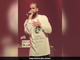 Viral Video Shows Rapper Drake Wearing Sidhu Moose Wala Remembrance T-Shirt At Concert Viral Video Shows Rapper Drake Wearing Sidhu Moose Wala Remembrance T-Shirt At Concert