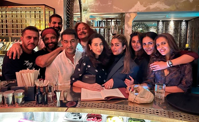 Karisma Kapoor, Amrita Arora, Shibani Dandekar, Farhan Akhtar In A London Pic. Here's What They Were Doing