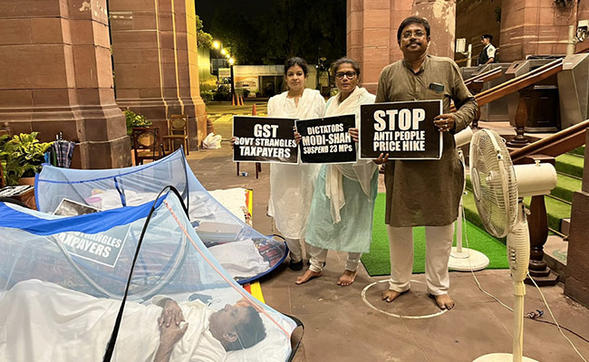 मच्छरदानी लगाकर संसद भवन में सोए सांसद, निलंबन के खिलाफ दो दिन से कर रहे प्रदर्शन