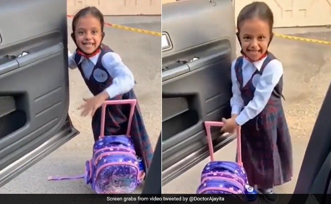 स्कूल जा रही छोटी बच्ची का Video हो रहा वायरल, School के गेट पर पहुंचते ही खुशी के मारे करने लगी डांस