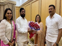 सियासी टकराव के बीच ठाकरे परिवार की बहू ने सीएम एकनाथ शिंदे से की मुलाकात सियासी टकराव के बीच ठाकरे परिवार की बहू ने सीएम एकनाथ शिंदे से की मुलाकात