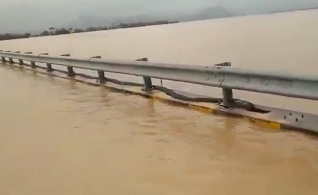 Video: Bridge Under The (Flooded) River Godavari