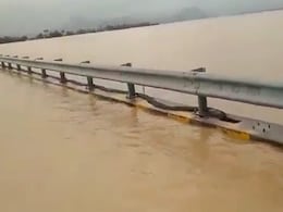 VIDEO : ये नदी है या पुल? तेलंगाना में बाढ़ का भयावह रूप, खतरे के निशान से ऊपर बह रही गोदावरी VIDEO : ये नदी है या पुल? तेलंगाना में बाढ़ का भयावह रूप, खतरे के निशान से ऊपर बह रही गोदावरी