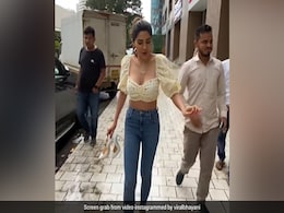 हाई हील्स उतार नंगे पैर चलने को मजबूर हुईं ये एक्ट्रेस, मुंबई की बारिश बन गई मुसीबत हाई हील्स उतार नंगे पैर चलने को मजबूर हुईं ये एक्ट्रेस, मुंबई की बारिश बन गई मुसीबत