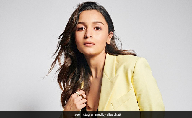 <i>Darlings</i>: Shah Rukh Khan And Alia Bhatt Tweet Compliments To Each Other. See Their Exchange Here
