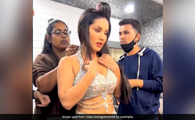 सुई-धागे के साथ सनी लियोनी की ड्रेस में टांका लगाने में जुटे 4 लोग, इंडियन ड्रेस पहन एक्ट्रेस का हुआ ऐसा हाल