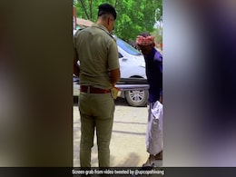 सड़क पर नंगे पांव ठेला खींच रहा था शख्स, बुलाकर पुलिसवाले ने दीं नई चप्पलें, लोग बोले- मानवता अभी जिंदा है सड़क पर नंगे पांव ठेला खींच रहा था शख्स, बुलाकर पुलिसवाले ने दीं नई चप्पलें, लोग बोले- मानवता अभी जिंदा है