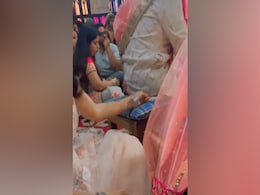 शादी में साली ने जीजा का किया जीना मुहाल, मंडप पर हो रहे थे फेरे और यूं कर रही थी परेशान शादी में साली ने जीजा का किया जीना मुहाल, मंडप पर हो रहे थे फेरे और यूं कर रही थी परेशान