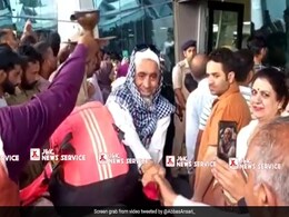 कश्मीरी हिंदुओं ने श्रीनगर एयरपोर्ट पर हज यात्रियों का आरती के साथ किया स्वागत कश्मीरी हिंदुओं ने श्रीनगर एयरपोर्ट पर हज यात्रियों का आरती के साथ किया स्वागत