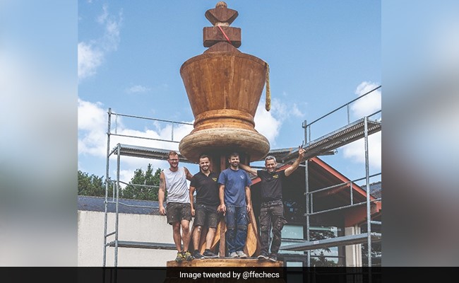 लकड़ी का बना शतरंज का सबसे बड़ा मोहरा “बादशाह”, तस्वीर देख कर आपका मन Selfi लेने का होगा