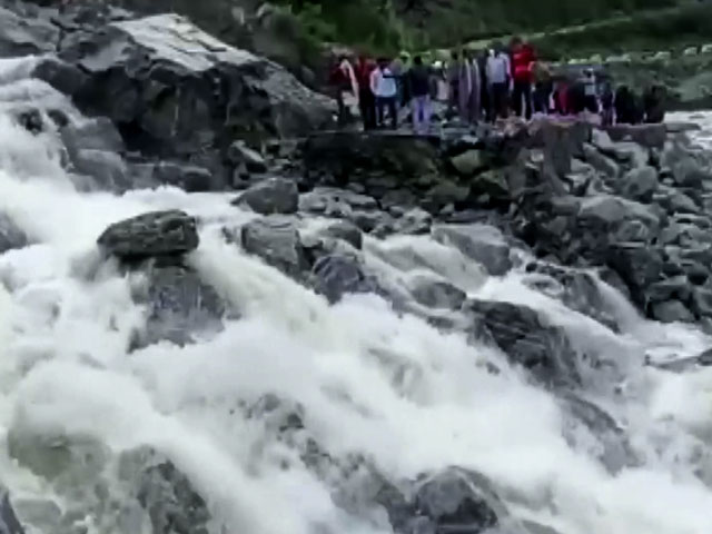 भारी बारिश के बाद बह गया हाईवे, उत्तराखंड में फंसे बद्रीनाथ जाने वाले तीर्थयात्री